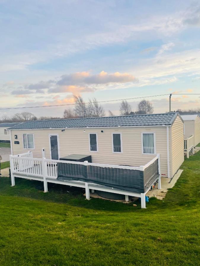 The Sunflower Luxury Caravan At Tattersall Lakes Hotel Tattershall Exterior photo