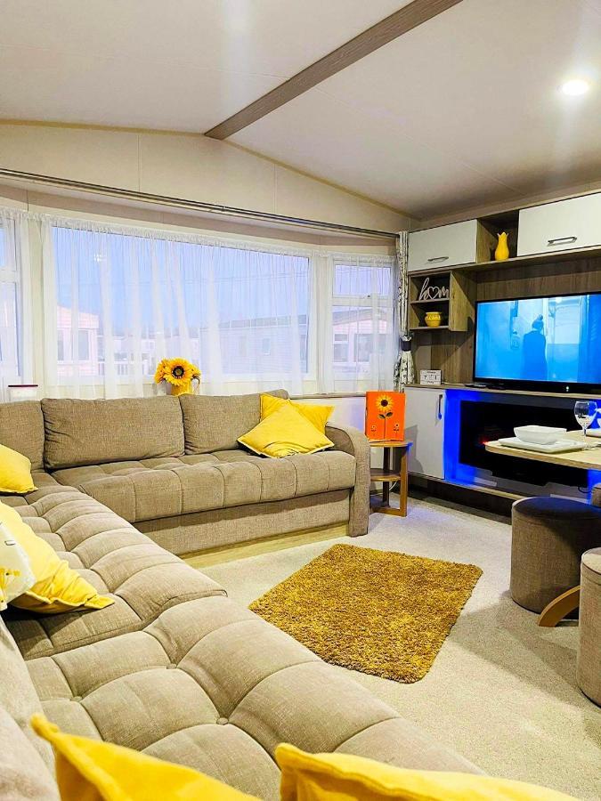 The Sunflower Luxury Caravan At Tattersall Lakes Hotel Tattershall Exterior photo